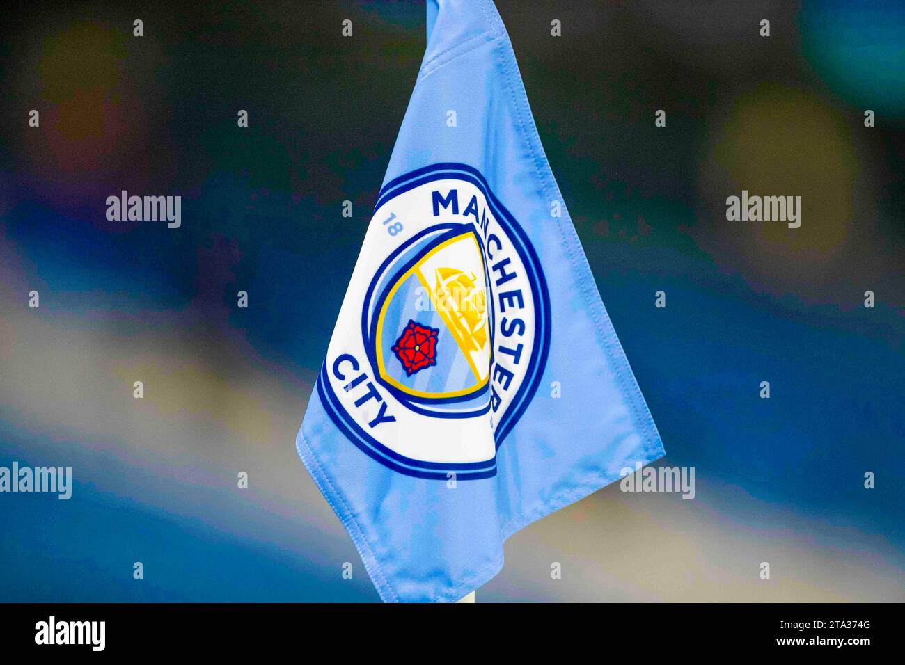 Bandiera d'angolo dello stadio Etihad (Manchester City) durante la partita di UEFA Champions League, gruppo G tra Manchester City e RB Leipzig all'Etihad Stadium di Manchester martedì 28 novembre 2023. (Foto: Mike Morese | mi News) crediti: MI News & Sport /Alamy Live News Foto Stock