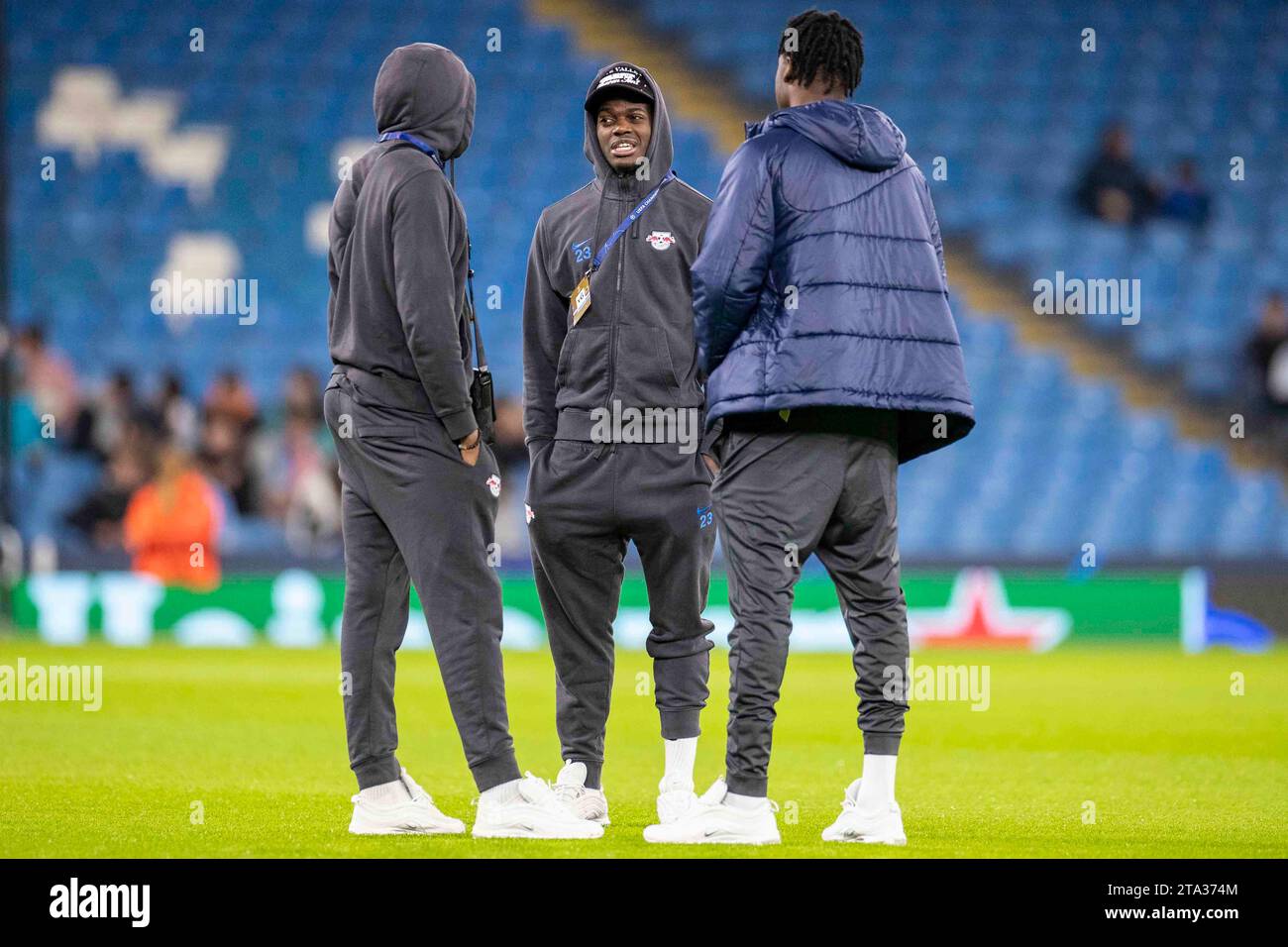 I giocatori di RB Leipzig ispezionano il terreno durante la partita di UEFA Champions League, gruppo G tra Manchester City e RB Leipzig presso l'Etihad Stadium di Manchester martedì 28 novembre 2023. (Foto: Mike Morese | mi News) crediti: MI News & Sport /Alamy Live News Foto Stock