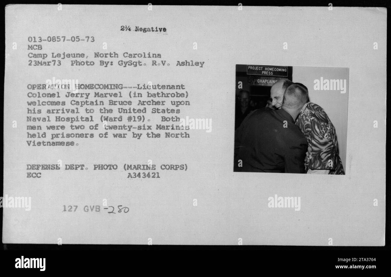 Tenente colonnello Jerry Marvel (in accappatoio) che dà il benvenuto al capitano Bruce Archer presso lo United States Naval Hospital (reparto n. 19) durante l'operazione Homecoming - 23 marzo 1973. Entrambi erano tra i ventisei marines detenuti come prigionieri di guerra dal Vietnam del Nord. Immagine scattata da GySgt. R.V. Ashley. Foto del Dipartimento della difesa (corpo dei Marines). Foto Stock