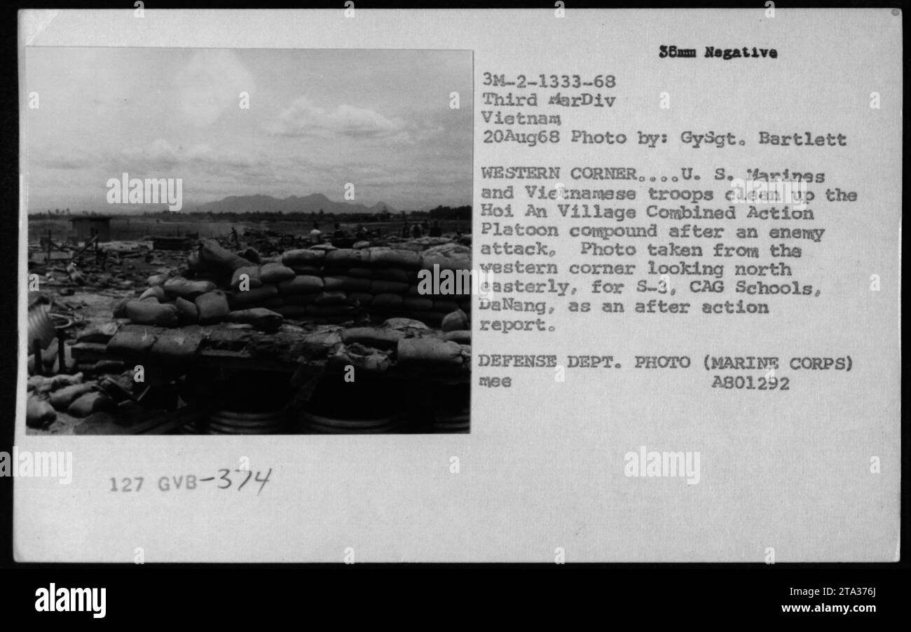 I marines statunitensi e le truppe vietnamite puliscono il complesso Hoi An Village Combined Action Platoon dopo un attacco nemico il 20 agosto 1968, illustrando le operazioni post-combattimento. Foto del Dipartimento della difesa (corpo dei Marines). Foto Stock