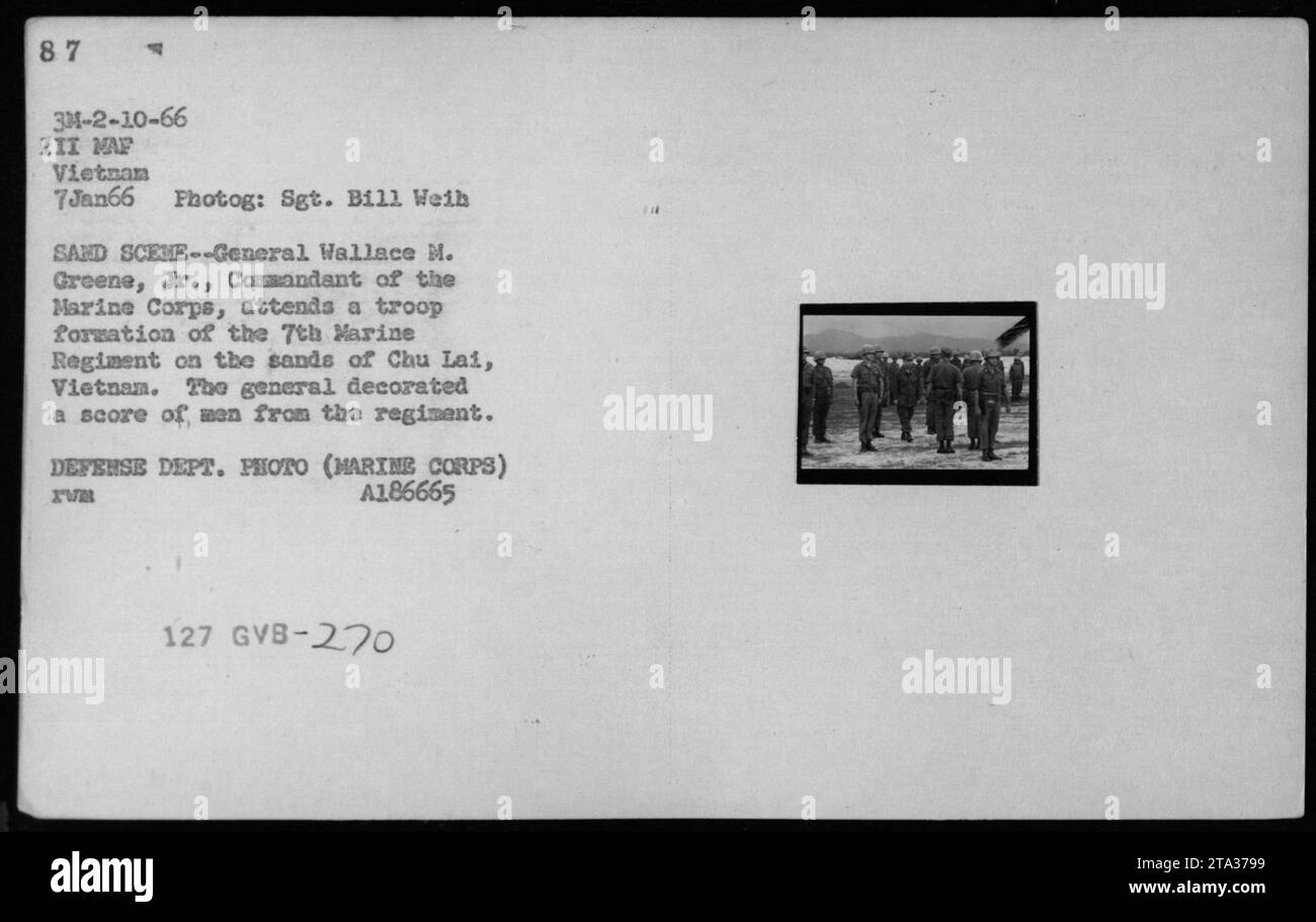Il generale Wallace M. Greene Jr., comandante del corpo dei Marines, decora i membri del 7th Marine Regiment durante una formazione di truppe sulle sabbie di Chu Lai, Vietnam, il 7 gennaio 1966. Il sergente Bill Weih documentò la cerimonia come parte delle attività militari americane durante la guerra del Vietnam. Foto Stock