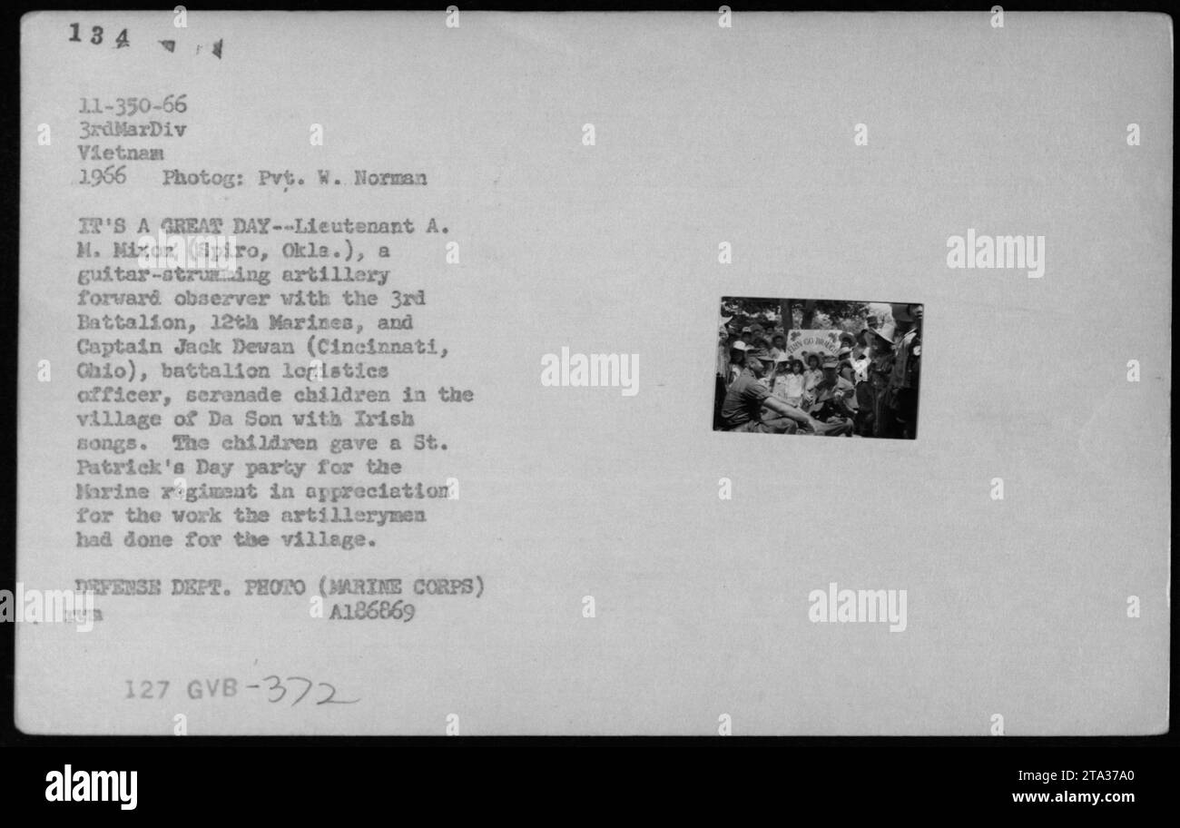 Il tenente A. M. Nixon e il capitano Jack Dewan del 3rd Battalion, 12th Marines, intratterranno i bambini nel villaggio di da Son durante la guerra del Vietnam. I bambini ospitarono una St. Festa del giorno di Patrizio per mostrare la loro gratitudine per il sostegno fornito dai Marines nel villaggio. Foto del Dipartimento della difesa, corpo dei Marines, A186869. Foto Stock