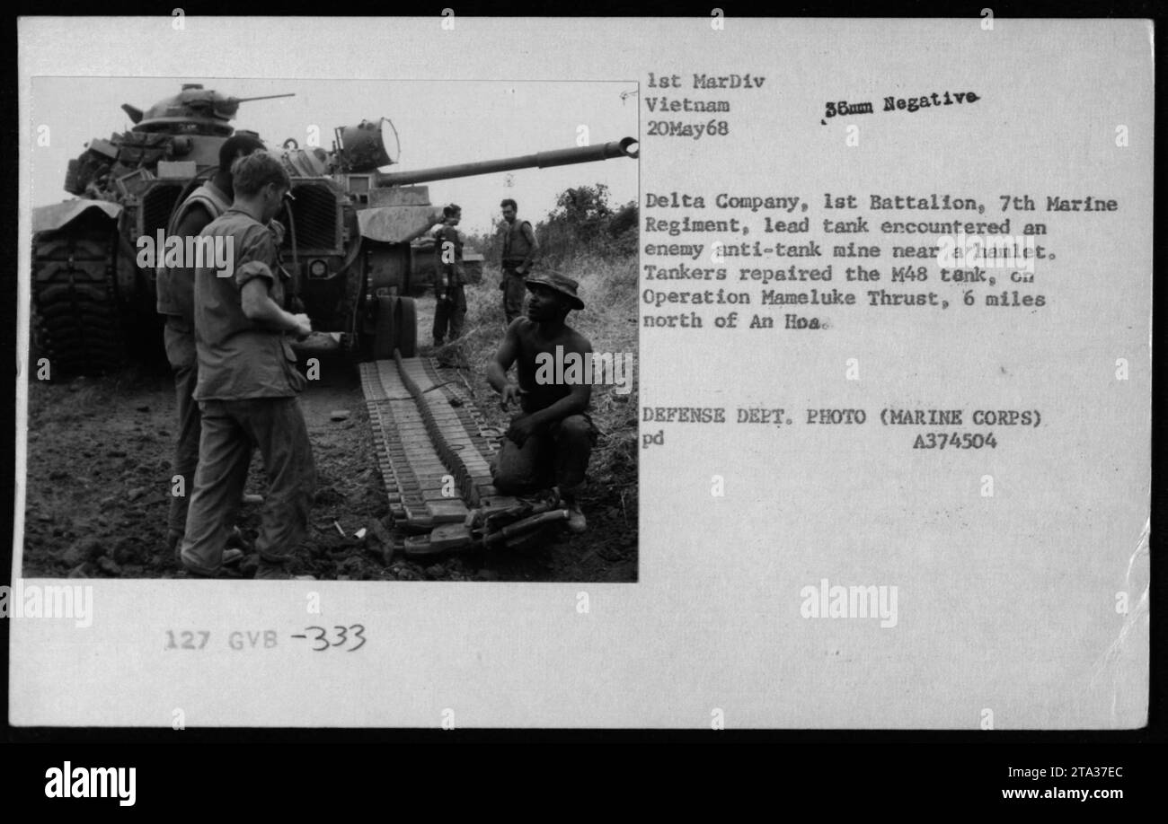 La foto raffigura un carro armato M48 del corpo dei Marines degli Stati Uniti della Delta Company, 1st Battalion, 7th Marine Regiment in Vietnam. Il 20 maggio 1968, durante l'operazione Mameluke Thrust, questo carro incontrò e fu danneggiato da una mina anticarro nemica nei pressi di un villaggio. Le petroliere hanno riparato con successo il serbatoio 6 miglia a nord di An Hoa." Foto Stock