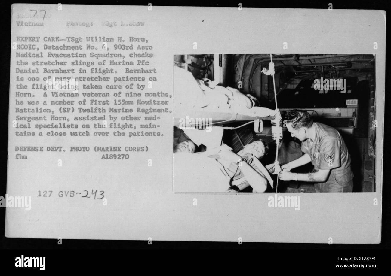 Il sergente William H. Horn del 903rd Aero Medical Evacuation Squadron ispezionò le imbracature in barella per il Marine PFC Daniel Barnhart durante un volo medico della guerra del Vietnam. Il clacson e altri specialisti hanno monitorato i pazienti in transito. Foto Stock