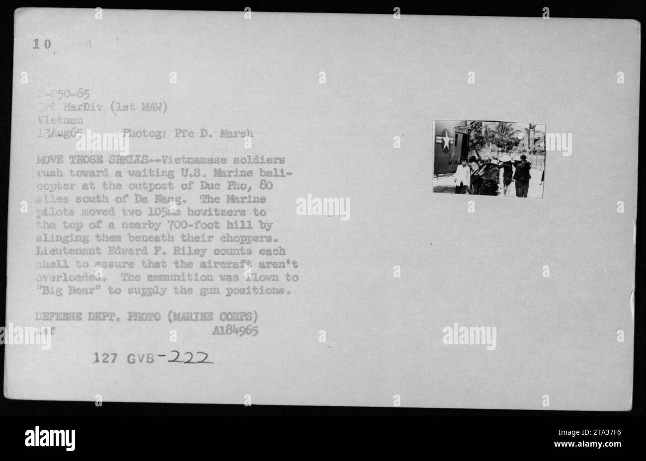 Gli elicotteri US Marine UH-34 sono visti nell'immagine, scattata il 13 agosto 1965, durante la guerra del Vietnam. I soldati vietnamiti possono essere visti correre verso gli elicotteri presso l'avamposto di Duc Pho, situato 80 miglia a sud di da Nang. Gli elicotteri sono stati utilizzati per trasportare due obici da 105 mm sulla cima di una vicina collina di 700 piedi. Il tenente Edvard F. Riley assicurò che gli elicotteri non fossero sovraccarichi contando ogni proiettile. Le munizioni furono consegnate a "Big Bear" per fornire le posizioni dei cannoni. Questa fotografia è una foto ufficiale del Dipartimento della difesa degli Stati Uniti scattata dal tenente Pre D. Marsh of Th Foto Stock