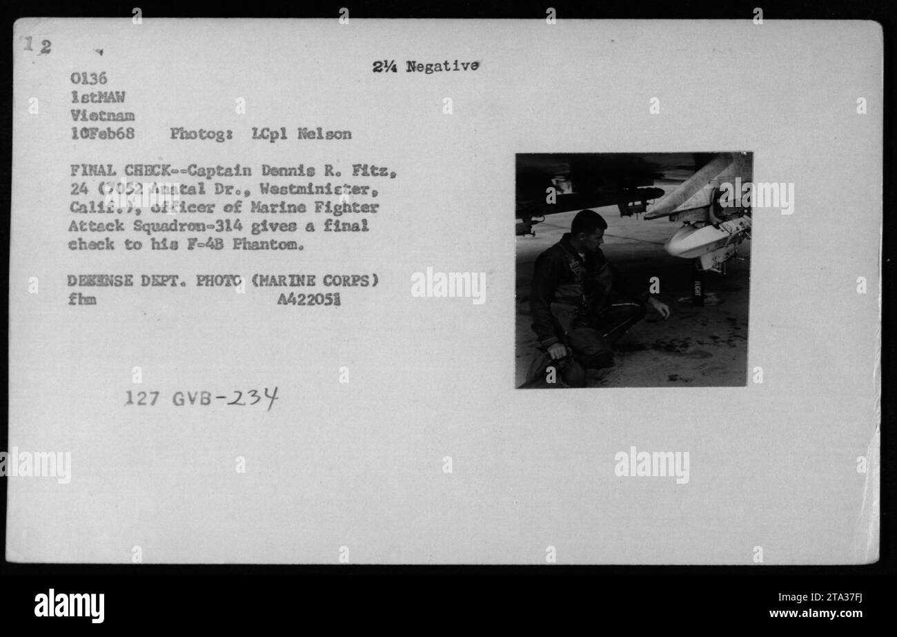 Il capitano Dennis R. Fitz del Marine Fighter Attack Squadron-314 esegue un controllo finale sul suo F-4B Phantom prima di una missione il 10 febbraio 1968, durante la guerra del Vietnam. Foto Stock