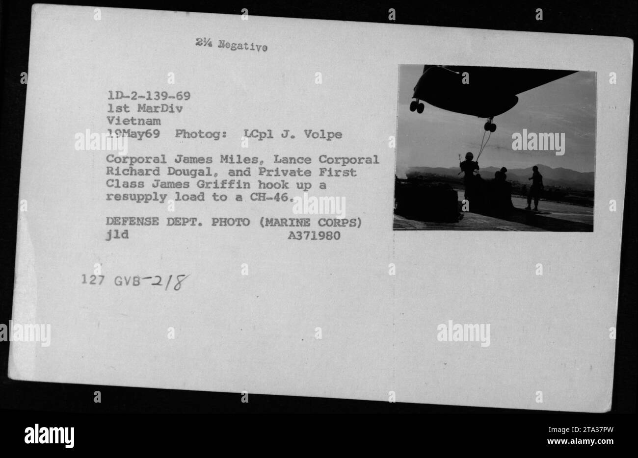 I soldati del 1st MarDiv in Vietnam del 19 maggio 1969, tra cui il caporale James Miles, il caporale Richard Dougal e il soldato James Griffin, sono visti in questa fotografia agganciare un carico di rifornimento a un elicottero CH-46. L'immagine fa parte della collezione di foto del Dipartimento della difesa di LCpl J. Volpe. Foto Stock