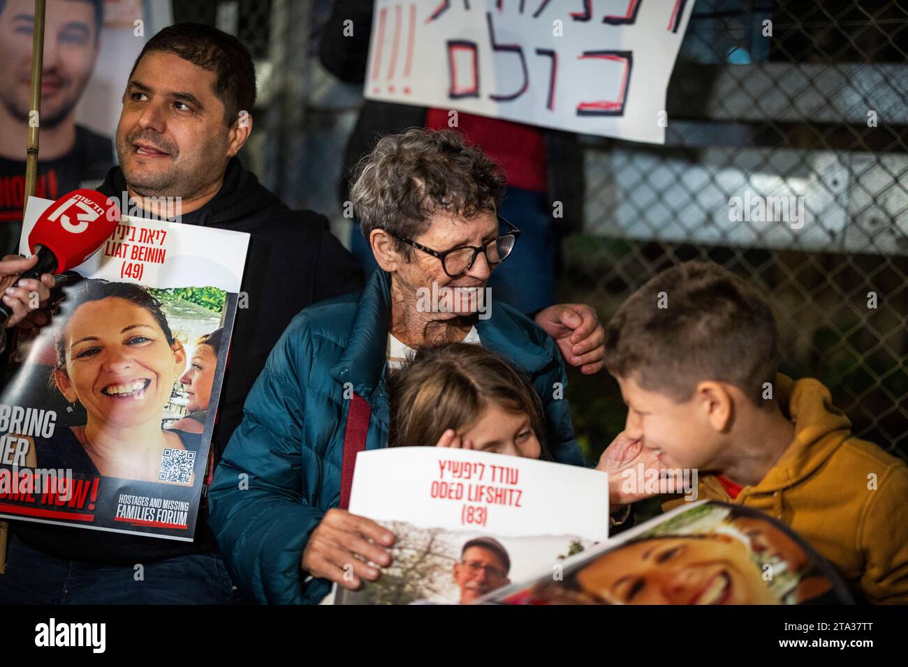 Tel Aviv, Israele. 28 novembre 2023. Yocheved Lifshitz (C), uno degli ostaggi israeliani liberati, prende parte a una protesta per chiedere il rilascio immediato per il resto degli ostaggi da parte dei militanti di Hamas. Yocheved Lifshitz e il suo hsuband Oded furono presi da Kibbutz Nir Oz il 7 ottobre, ma solo lei fu ceduto alla Croce Rossa all'interno di Gaza e tornò in Israele il 24 ottobre. Crediti: Ilia Yefimovich/dpa/Alamy Live News Foto Stock