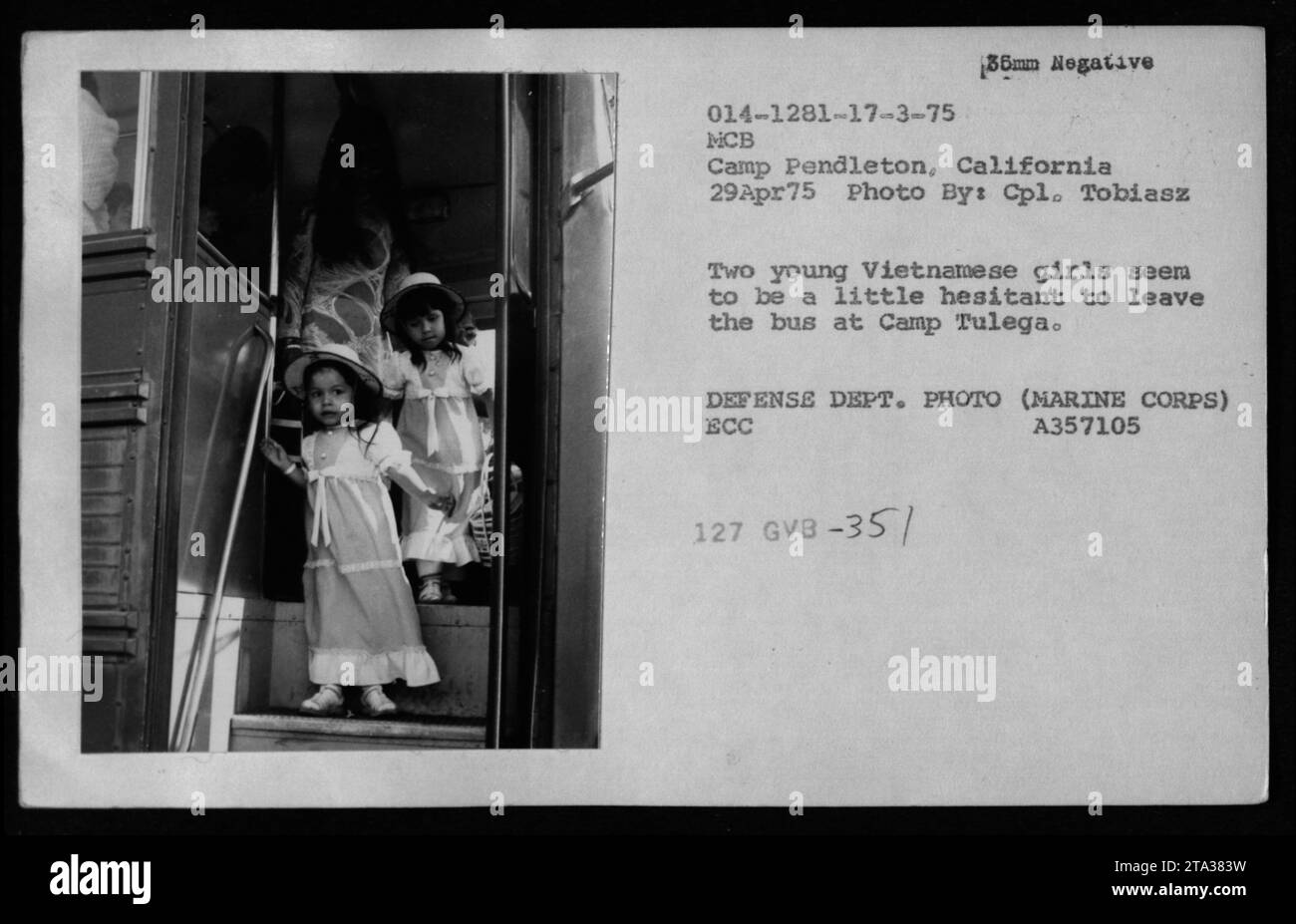 Marine Corps base (MCB) Camp Pendleton, California, 29 aprile 1975: In questa fotografia del Dipartimento della difesa (corpo dei Marines), due giovani ragazze vietnamite sembrano preoccupate di uscire dall'autobus quando arrivano a Camp Tulega. Insieme ad altri rifugiati vietnamiti, sono visitati da Claudia Cardinale, Nguyen Cao Ky, Rosemary Clooney e Betty Ford. Foto Stock