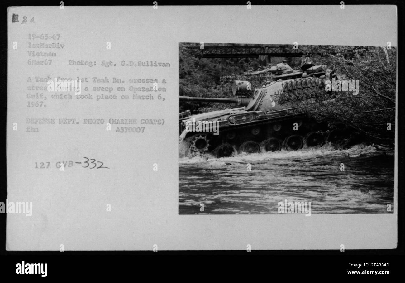 Un carro armato del 1st Tank Battalion attraversa un corso d'acqua durante l'operazione Gulf il 6 marzo 1967. La fotografia è stata scattata dal sergente C.D. Sullivan e fa parte della collezione di attività militari americane durante la guerra del Vietnam. Identificazione con foto del Dipartimento della difesa: A370007 127 GVB-332. Foto Stock