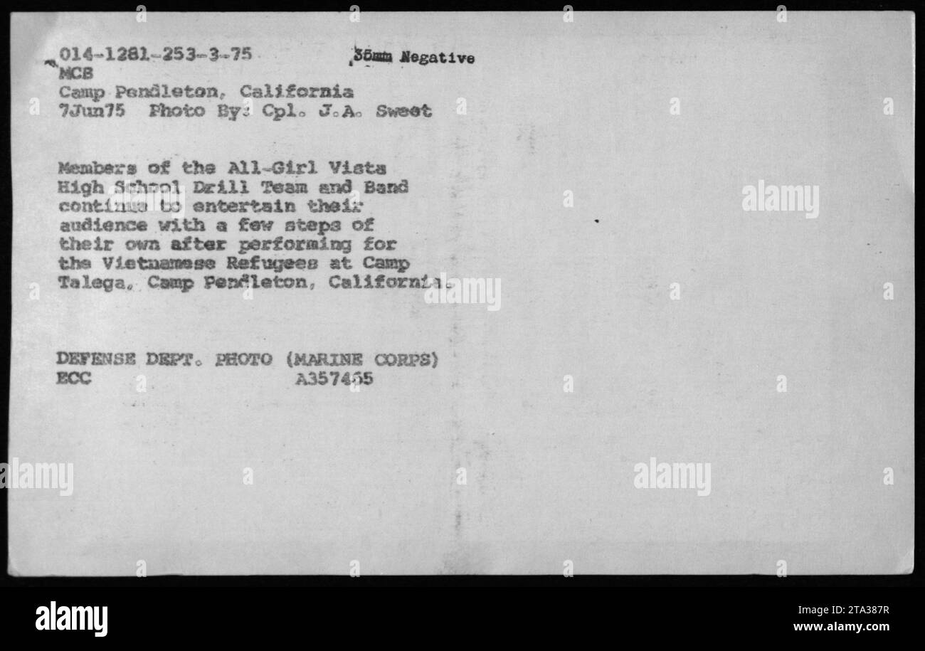 Il 7 giugno 1975, la All-Girl Vista High School Drill Team and Band si esibì per i rifugiati vietnamiti a Camp Talega, Camp Pendleton, California, con visitatori notevoli Claudia Cardinale, Nguyen Cao Ky, Rosemary Clooney e Betty Ford. Foto Stock