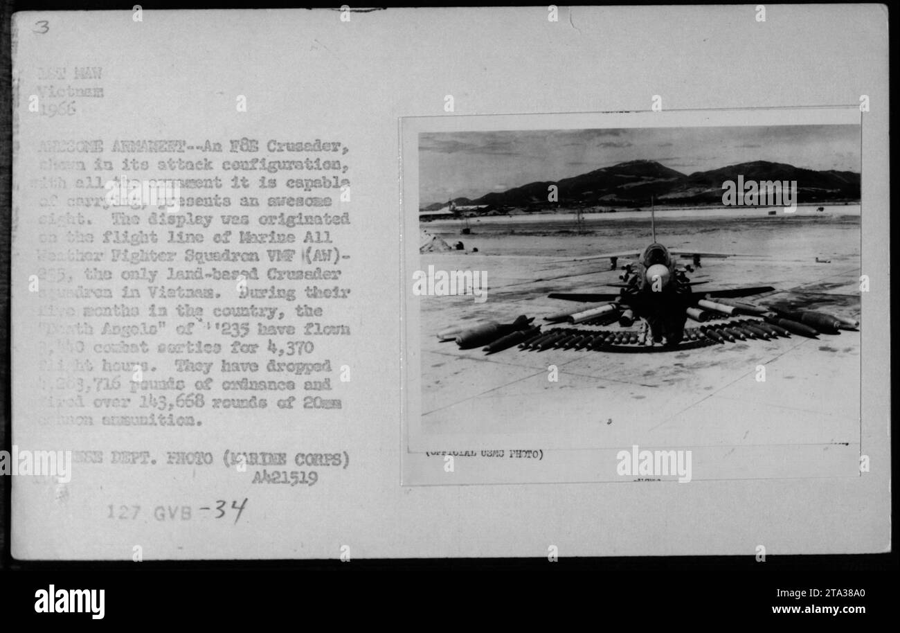 Nel 1966, un F8E Crusader in configurazione d'attacco mostrò il suo armamento completo sulla linea di volo del Marine All Weather Fighter Squadron VMF(AW)-235, l'unico squadrone crociato a terra in Vietnam, che volò migliaia di sortite da combattimento. Foto del Dipartimento della difesa. Foto Stock