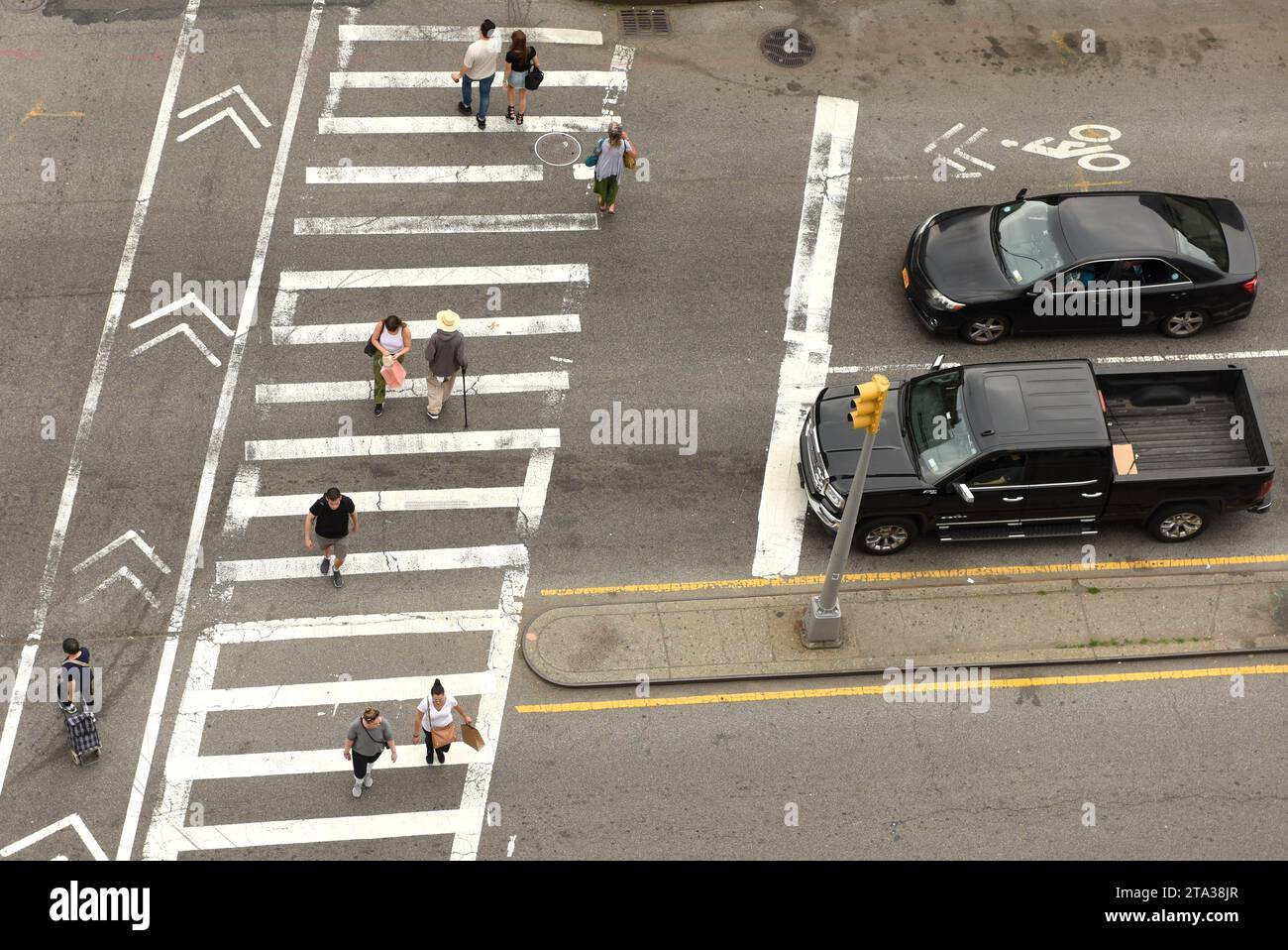 New York, USA - 9 giugno 2018: Persone che camminano sui valichi di zebra a New York. Guardando dal grattacielo sulle strade trafficate di New York. Foto Stock