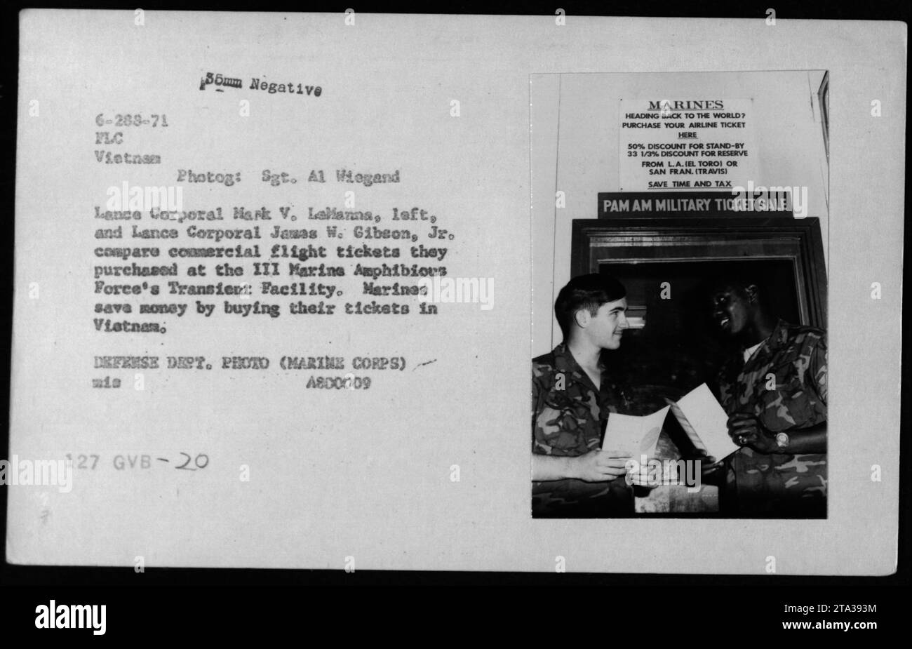 Lance Corporal Mark V. LeManna e Lance Corporal James W. Gibson Jr. Confrontano i biglietti aerei commerciali che hanno acquistato presso la III Marine Amphibious Force's Transient Facility in Vietnam. I Marines risparmiano acquistando i biglietti nel loro paese. Questa immagine mostra i Marines che approfittano di biglietti aerei scontati per il loro ritorno negli Stati Uniti da varie località. Foto Stock