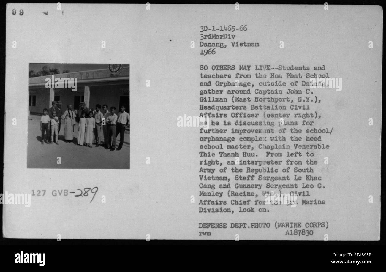 Didascalia: Studenti e insegnanti della Hoa Phat School and Orphanage di Danang, Vietnam, si riuniscono intorno al capitano John C. Gillman, discutendo i piani di miglioramento con il maestro della scuola, il cappellano Venerabile Thanh Huu. L'interprete dell'esercito della Repubblica del Vietnam del Sud, il sergente maggiore le Khac Cang e il sergente Gunnery Leo G. Manley osservano la conversazione. (Dipartimento difesa Foto) Foto Stock