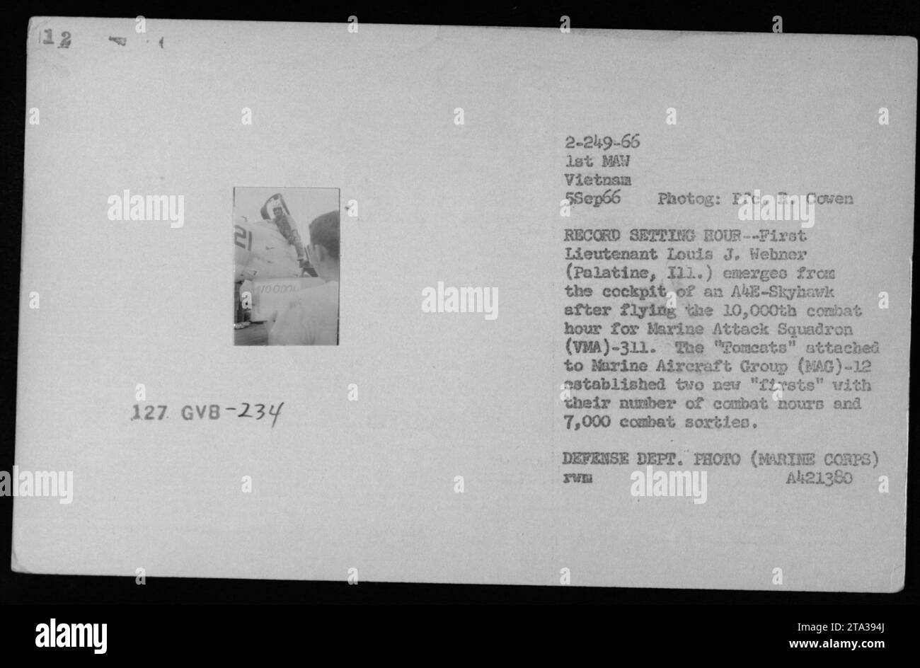 Il primo tenente Louis J. Webner esce da un A4E-Skyhawk dopo aver completato la 000a ora di combattimento per il VMA-311, raggiungendo 7.000 sortite di combattimento sotto il MAG-12 in Vietnam il 5 settembre 1966. Foto Stock