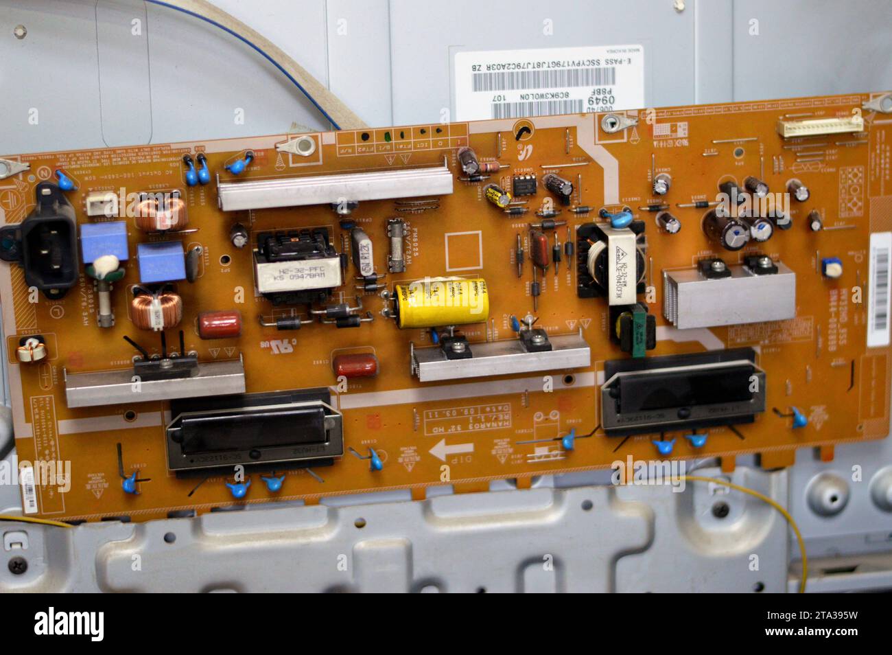 Cairo, Egitto, 1° novembre 2023: Interno del circuito di alimentazione della scheda principale del televisore LCD, fili, trasformatori, resistenza, IC, condensatori, riparazione falena Foto Stock