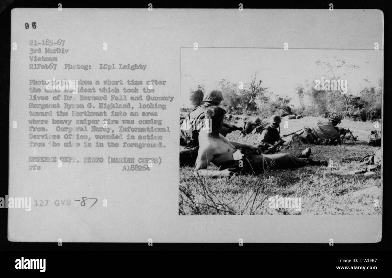 Soldati che sorvegliavano l'area durante i combattimenti nel 1967. Questa fotografia, scattata il 21 febbraio 1967, raffigura le conseguenze di un tragico incidente che ha causato la morte del dottor Bernard Fall e del sergente Gunnery Byson G. Higaland. In primo piano, il caporale Hardy, dell'Ufficio dei servizi informativi, può essere visto, ferito da una mina. Foto Stock