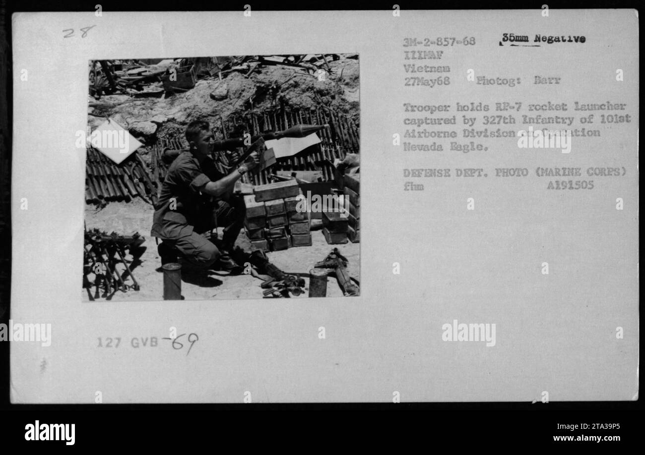 Un soldato della 101st Airborne Division detiene un lanciarazzi RP-7 durante l'operazione Nevada Eagle in Vietnam il 27 maggio 1968, fotografato da Barr Trooper per il Dipartimento della difesa. Foto Stock