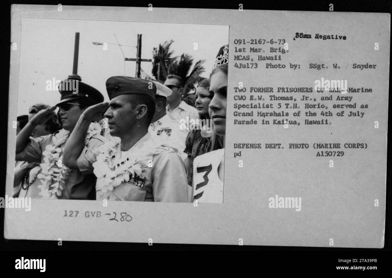 'Marine CWO E.W. Thomas Jr. E Army Specialist 5 T.H. Horio, entrambi ex prigionieri di guerra, servono come Grand Marshal della parata del 4 luglio a Kailua, Hawaii. Questa foto è stata scattata il 4 luglio 1973, durante l'operazione Homecoming, uno sforzo di rimpatrio per i prigionieri di guerra dei Marine statunitensi. Crediti fotografici: SSgt. W. Snyder, US Marine Corps." Foto Stock