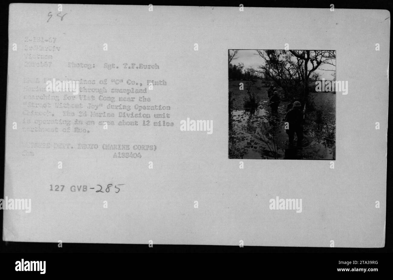 I Marine STATUNITENSI della compagnia "c'", 11th Marines, sono visti condurre pattuglie durante l'operazione Chinook il 22 febbraio 1967. I Marines stanno cercando Viet Cong vicino a una località chiamata "Stroot Wichcut Joy" in un'area a circa 12 miglia a sud-ovest di Euo. Questa foto è stata scattata dal Sgt. 2.F.Burch. Foto Stock