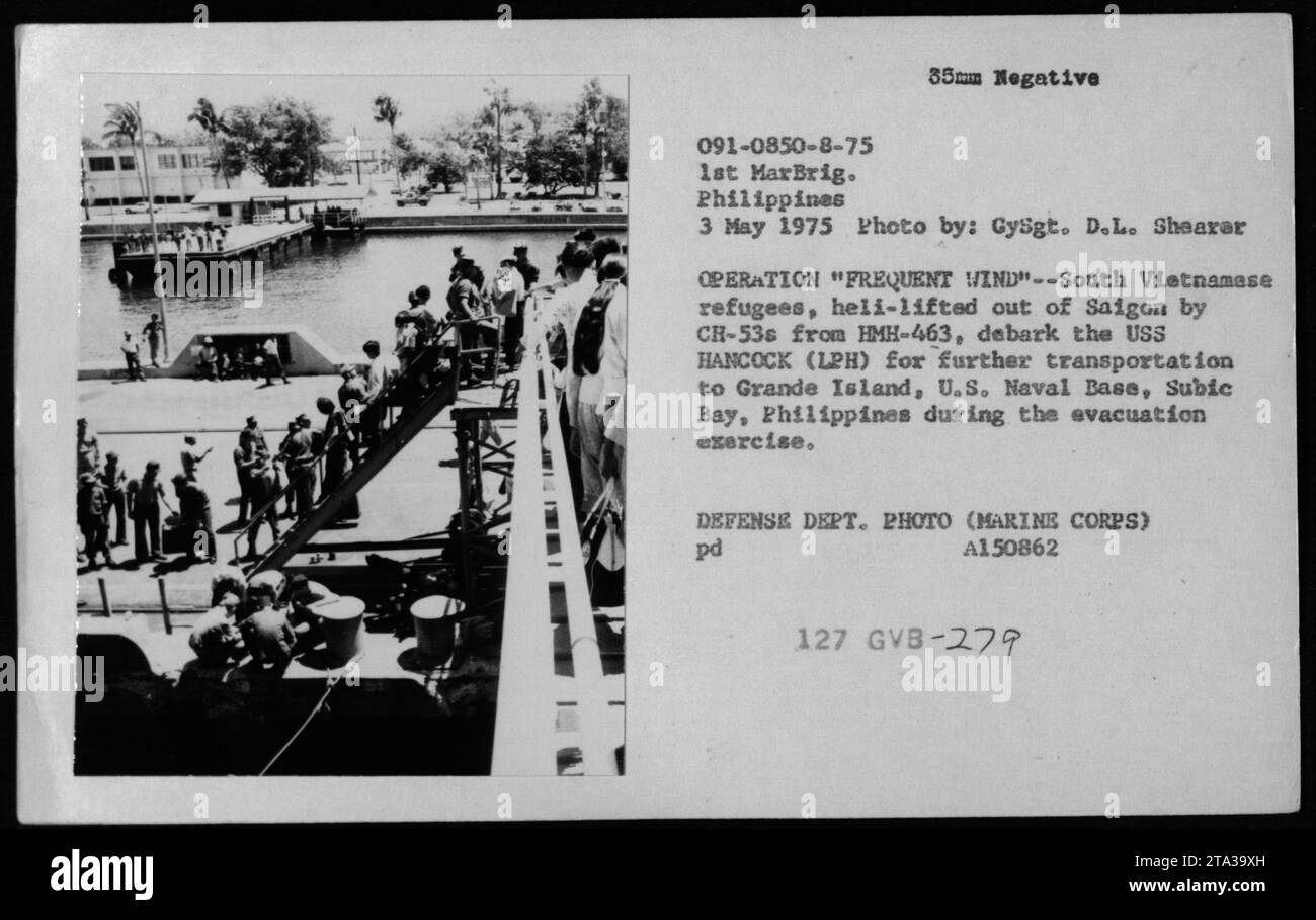 Operazione "Frequent Wind": Rifugiati sudvietnamiti trasportati con elicotteri CH-53 da HMH-463 a USS HANCOCK (LPH), poi ulteriormente trasferiti a grande Island, Subic Bay, Filippine. Questa foto è stata scattata il 3 maggio 1975, durante l'esercitazione di evacuazione. (Foto: Gysgt. D.L. Shearer, Dipartimento della difesa Foto, corpo dei Marines) Foto Stock