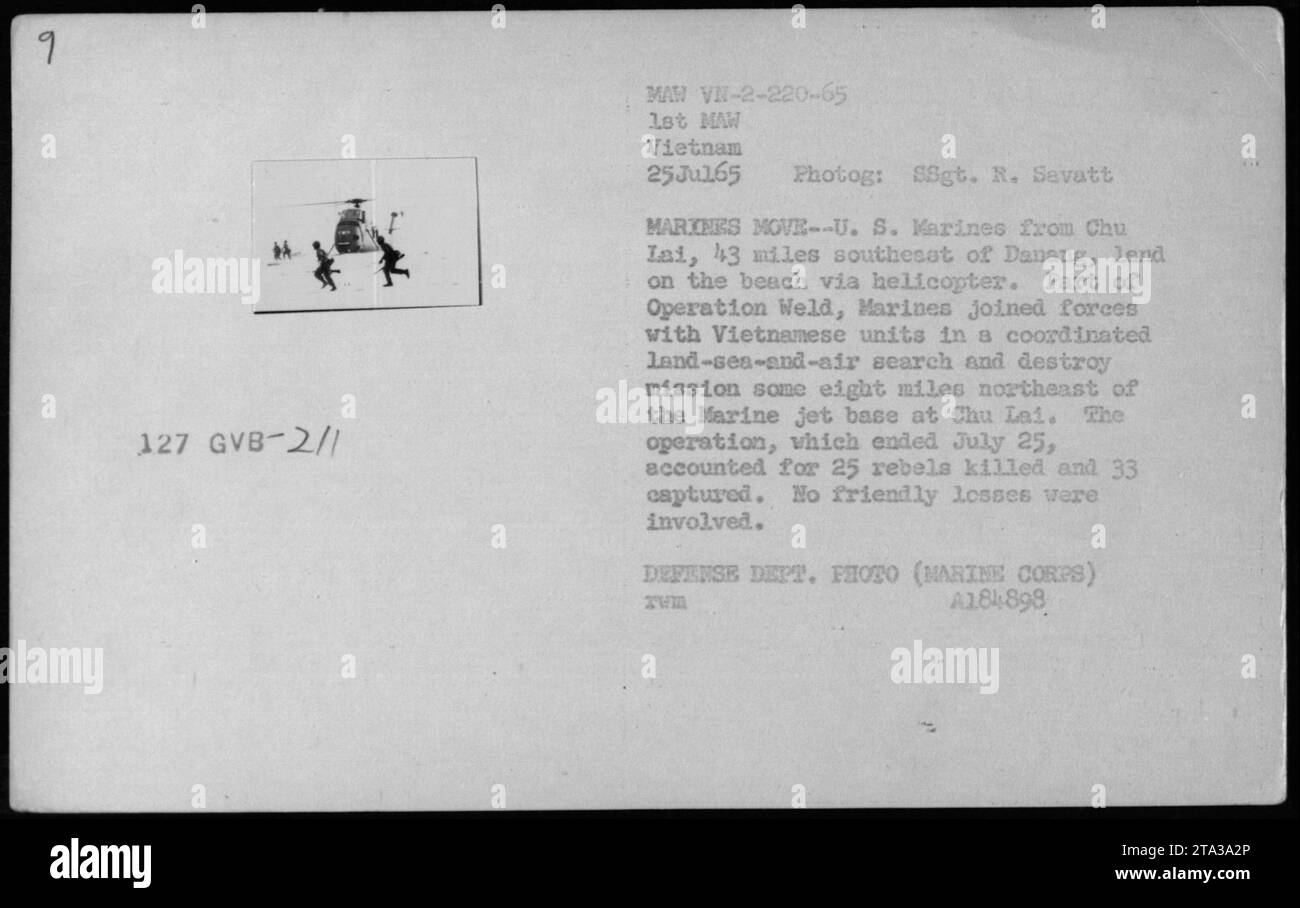I Marines DEGLI STATI UNITI atterrano su una spiaggia a Chu Lai via elicottero durante l'operazione Weld il 25 luglio 1965, in una missione aerea terrestre-marittima coordinata, con la conseguenza che 25 ribelli uccisi e 33 catturati senza perdite alleate. Foto Stock