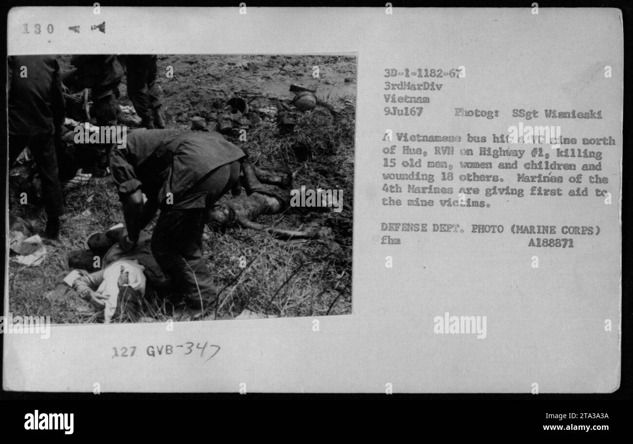 I civili vietnamiti ricevono il primo soccorso dai Marines del 4th Marines dopo un'esplosione di autobus causata da una miniera Viet Cong (VC) a nord di Hue, RVII sulla Highway 41, con la morte di 15 anziani, donne e bambini. L'incidente si è verificato il 9 luglio 1967. Fotografia scattata da SSgt Wieniecki. DIPARTIMENTO DIFESA FOTO (CORPO MARINO) FHA A188871. Foto Stock