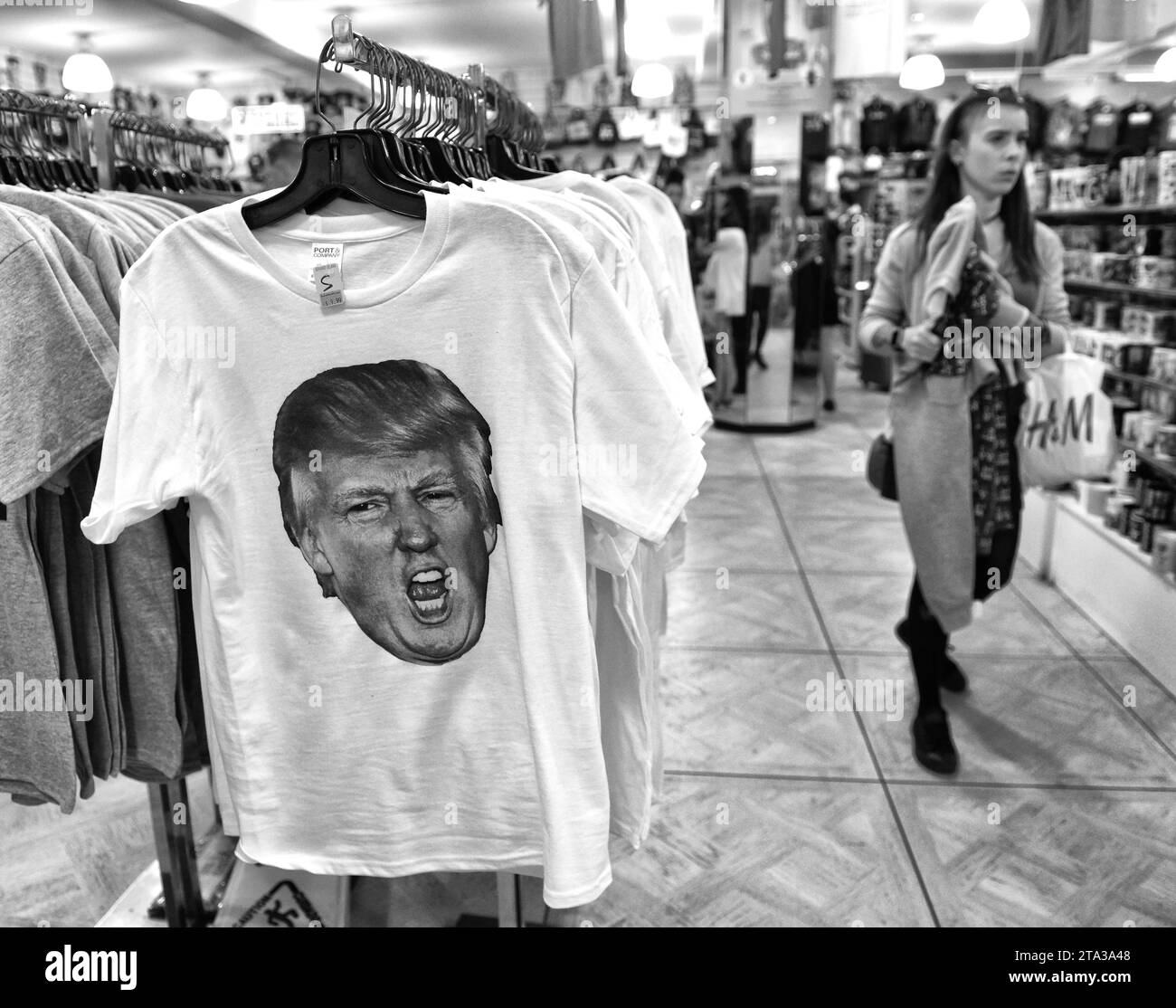 New York, USA - 10 giugno 2018: Maglietta con Donald Trump nel negozio di articoli da regalo di New York. Foto Stock