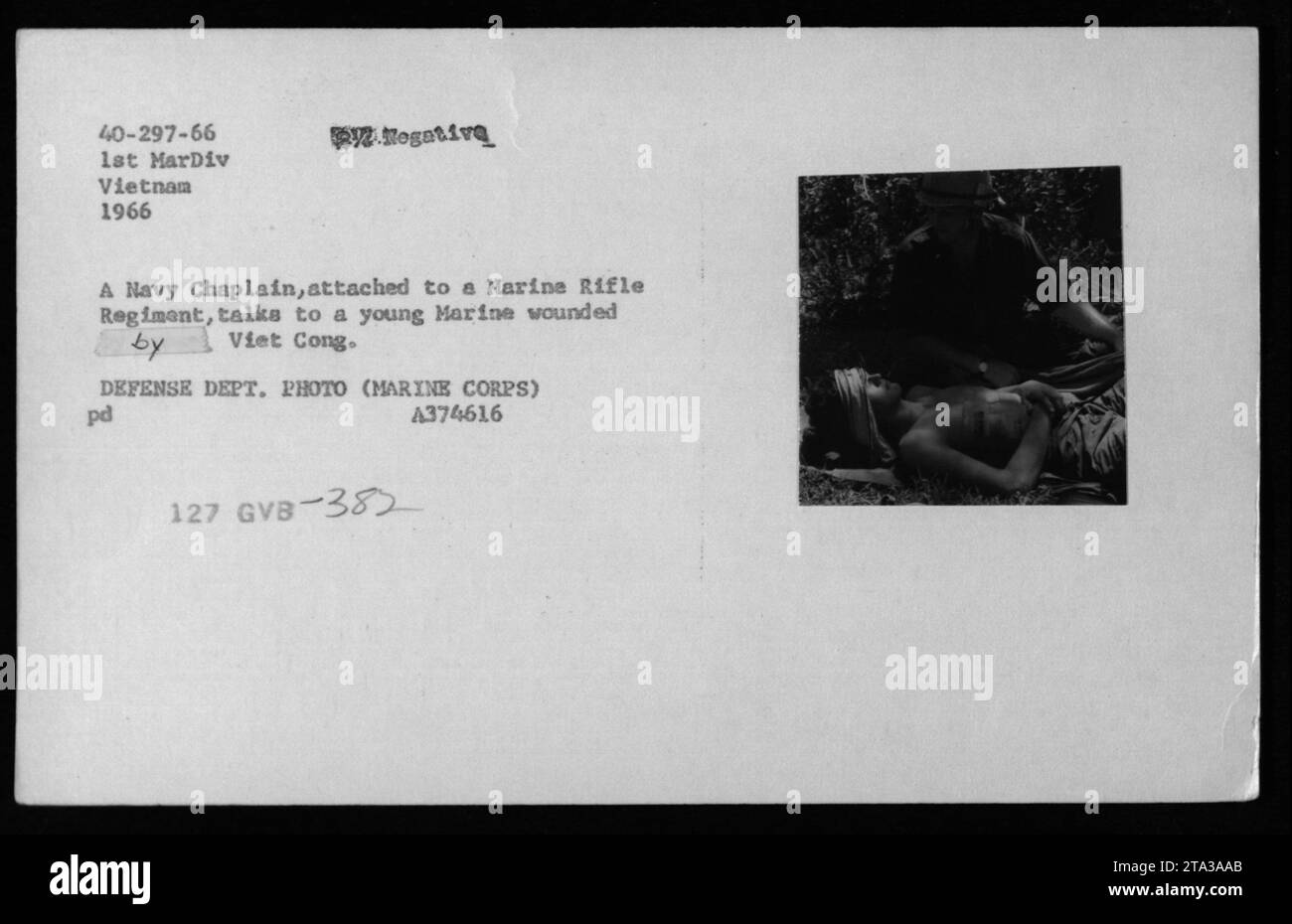 Il cappellano della Marina fornisce conforto e supporto a un giovane Marine ferito dopo un incontro con il Viet Cong. Questa foto è stata scattata nel 1966 durante la guerra del Vietnam e mostra la dedizione del personale militare a fornire cure spirituali ai loro compagni soldati. Foto Stock