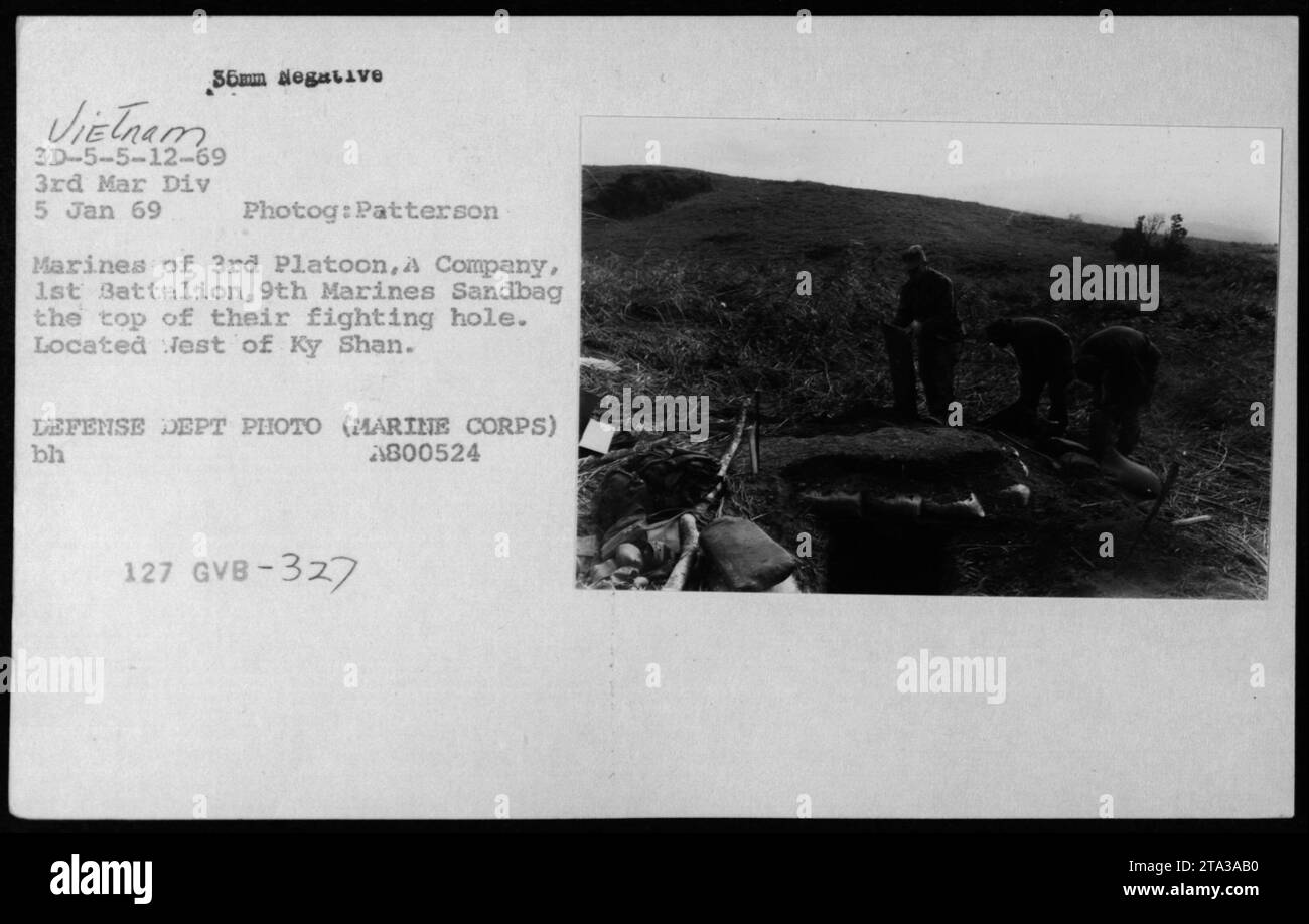 I Marines saccheggiano la parte superiore del loro buco di combattimento a Jest of Ky Shan, in Vietnam, il 5 gennaio 1969. L'immagine mostra edifici e bunker USMC e vietnamiti come parte delle attività militari durante la guerra del Vietnam. Questa foto è stata scattata da Patterson, un fotografo del Dipartimento della difesa. Foto Stock