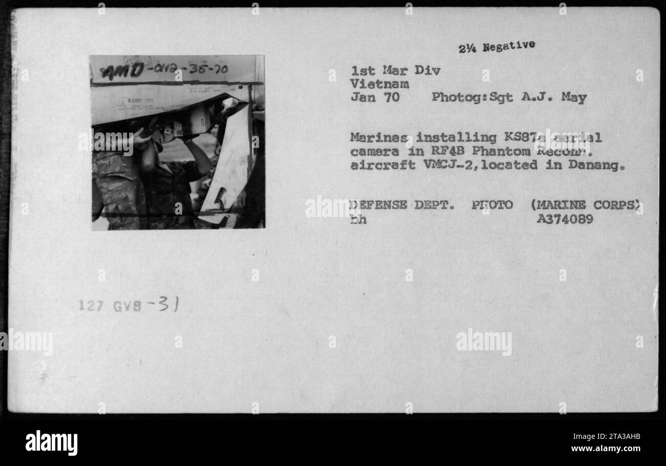 I Marines della 1st Marine Division in Vietnam, gennaio 1970, sono mostrati installare una telecamera aerea KS87a su un RF4B Phantom Reconnaissance Aircraft. L'aereo apparteneva alla VMCJ-2 ed era di stanza a Danang. La fotografia è etichettata come una foto del Dipartimento della difesa scattata dal sergente A.J. May. Questo negativo è stampigliato come 2 1/4. Foto Stock