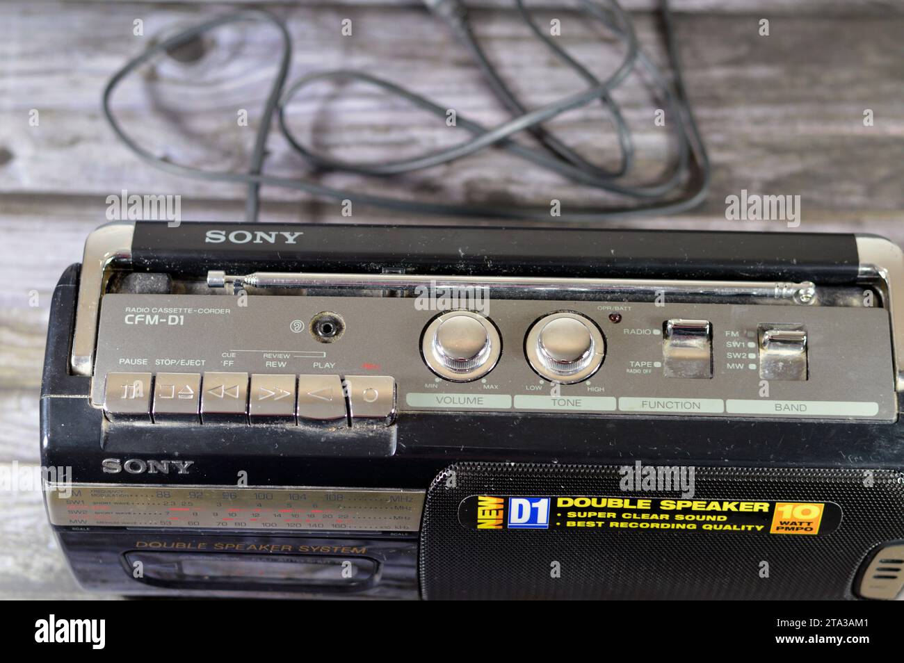 Cairo, Egitto, 6 novembre 2023: Sony radio cassette Corder CFM-D1, sistema a doppio diffusore, Sony Group Corporation precedentemente nota come Tokyo Tsushin Kogyo Foto Stock