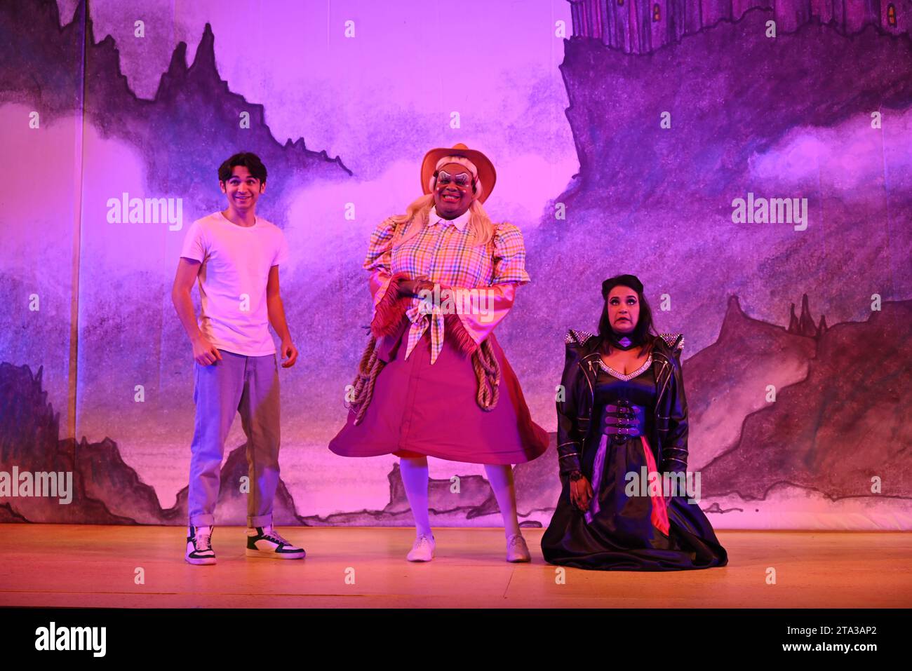 Questo Natale vola sul tuo tappeto magico fino a East London, mentre il panto Aladdin del 2023 dell'Hackney Empire ci porta in un nuovo mondo magico! Questa classica storia di un ragazzo che trova una lampada magica in grado di realizzare tutti i suoi desideri è divertente e ribelle, con costumi ed effetti vibranti, risate incontrollabili, canzoni accattivanti e soprattutto: Partecipazione del pubblico. Foto Stock