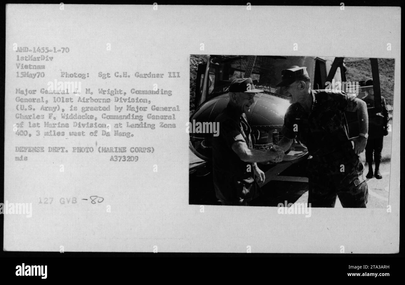 Il maggiore generale J.M. Wright è accolto dal maggiore generale Charles F. Widdecke nella Landing zone 400, 3 miglia ad ovest di da Hang, Vietnam, durante le cerimonie del 15 maggio 1970. Foto Stock