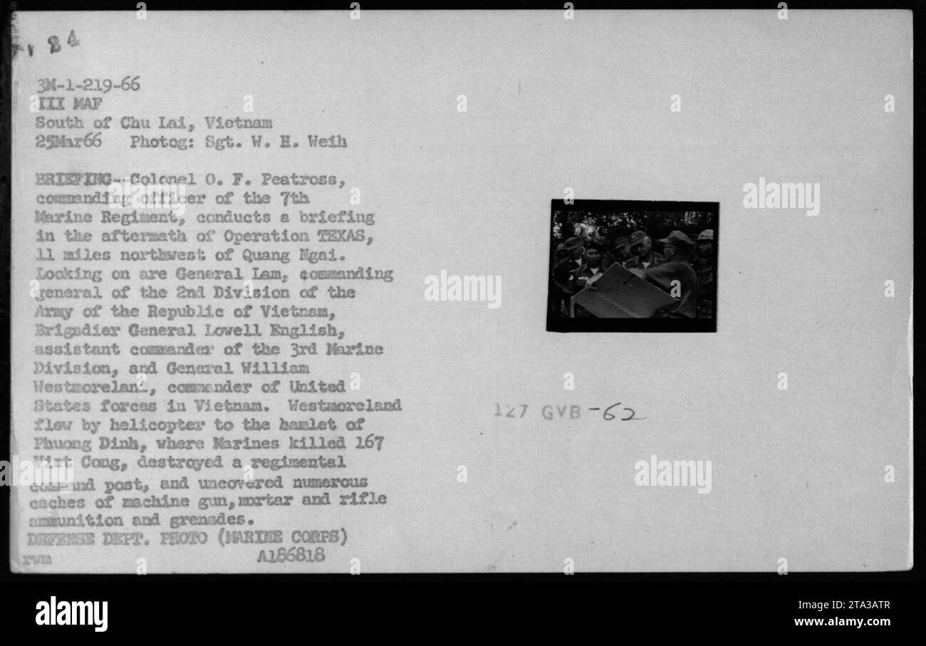 Il colonnello O. F. Peatross informa i leader militari, tra cui il generale Lam, il generale di brigata Lowell English e il generale Westmoreland, il 25 marzo 1966, a seguito dell'operazione TEXAS vicino Phuong Dinh, documentando i risultati dei combattimenti in Vietnam. Foto Stock