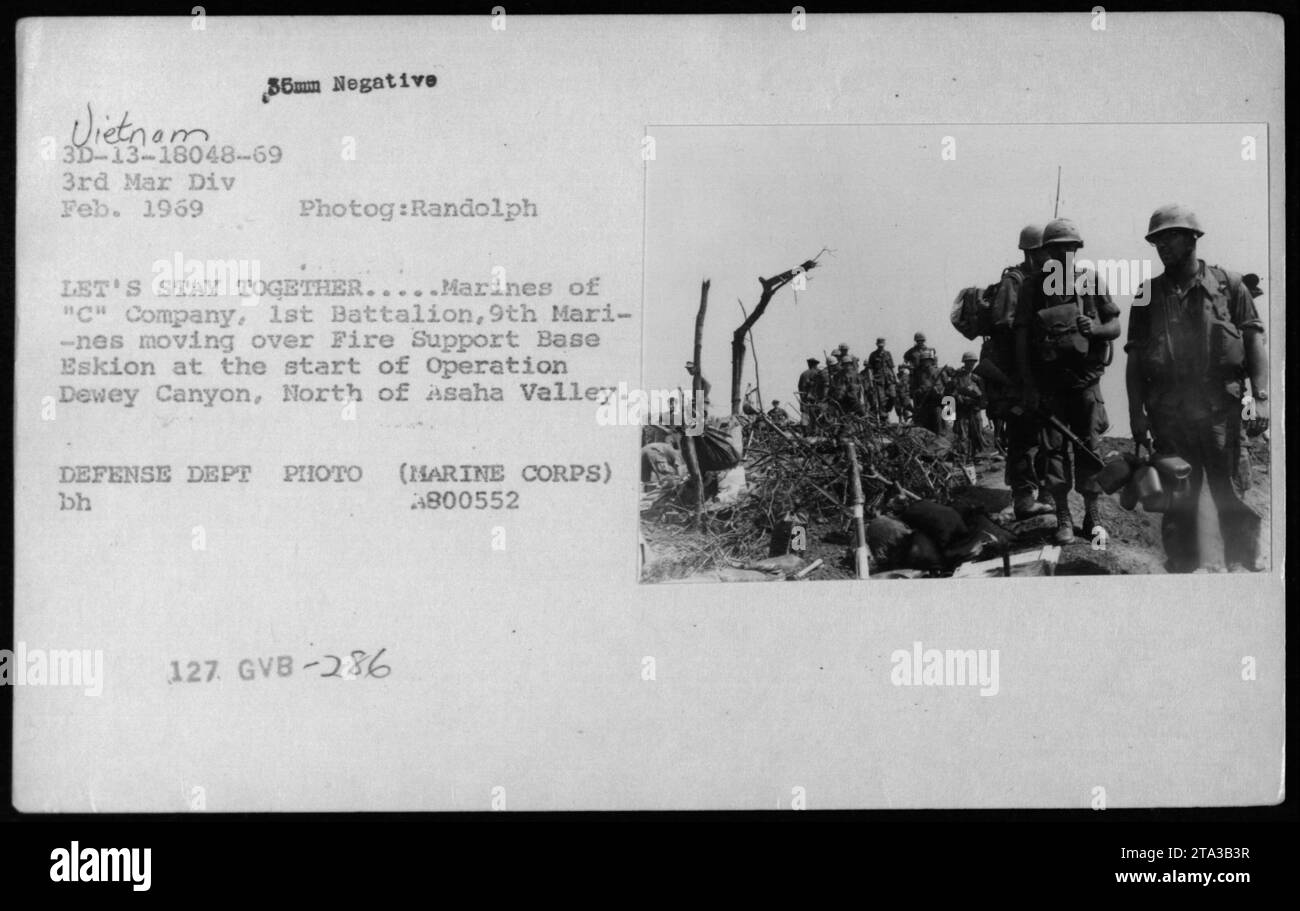 I Marines della compagnia 'c', 1st Battalion, 9th Marines, si spostano attraverso la base di supporto ai vigili del fuoco di Eskion nella Valle Nord Asaha all'inizio dell'operazione Dewey Canyon nel febbraio 1969, Guerra del Vietnam, fotografata da Randolph. Foto Stock
