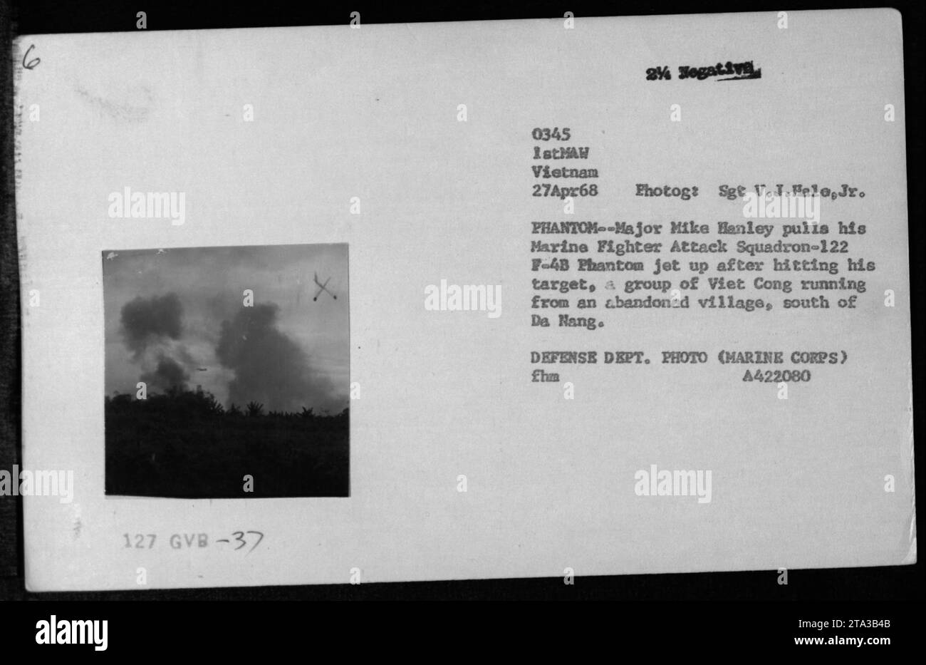 Il maggiore Mike Hanley del Marine Fighter Attack Squadron-122 vola su un F-4B Phantom dopo attacchi aerei su Viet Cong vicino ad un villaggio abbandonato da da Nang, Vietnam, il 27 aprile 1968. Foto Stock