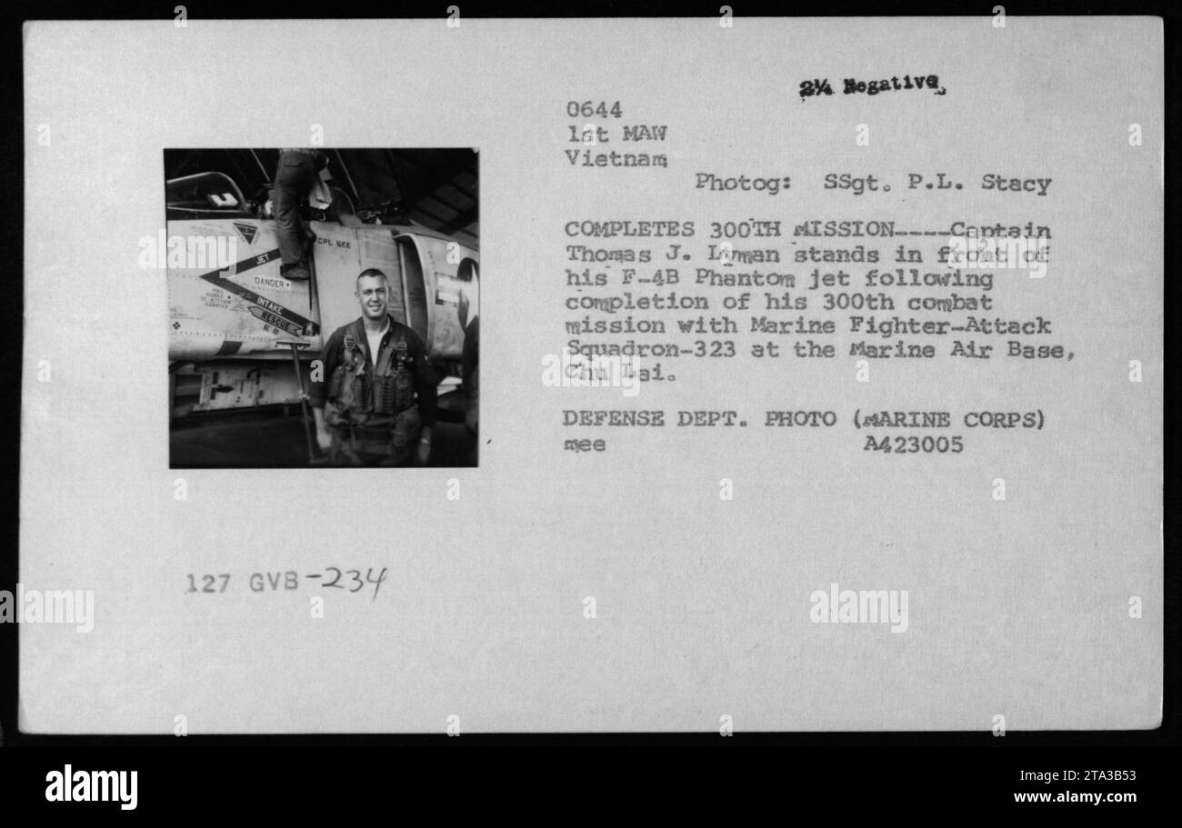 L'immagine mostra il capitano Thomas J. Lyman in piedi davanti al suo F-4B Phantom alla base aerea dei Marine, Chu Lai. Il capitano Lyman aveva appena completato la sua 300a missione di combattimento con il Marine Fighter-Attack Squadron-323. Questa foto è stata scattata durante la guerra del Vietnam dalla SSgt. P.L. Stacy. Foto Stock