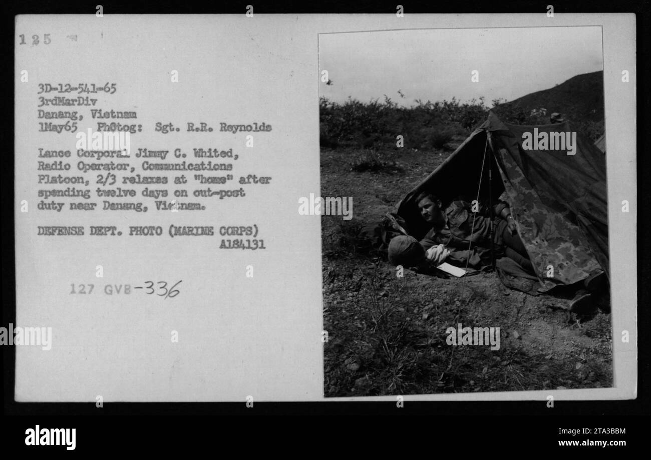 Il caporale Jimmy C. Whited, un operatore radio del Communications Platoon, 2/3 Marine Division, fa una pausa nella sua tenda al campo base 3rdMarDiv a Danang, Vietnam. Aveva appena completato un servizio di dodici giorni in un avamposto nelle vicinanze. Questa foto è stata scattata il 1 maggio 1965 dal sergente R.R. Reynolds. Foto Stock