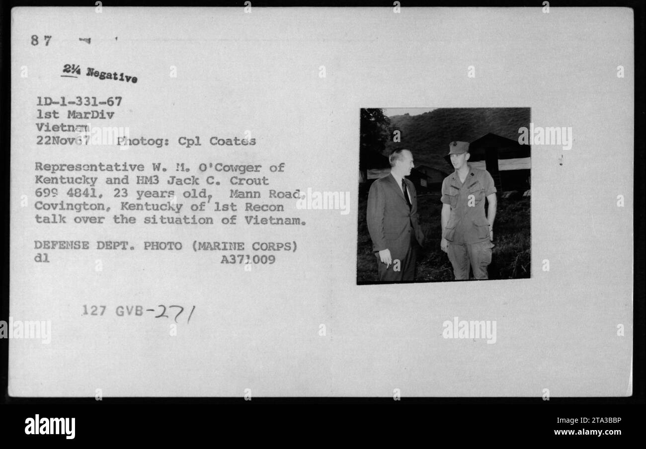 Hubert Humphrey, il generale William Westmoreland e il senatore Harry F Byrd in Vietnam nel 1967. L'immagine mostra il Rappresentante W. 1. O'Cowger e HM3 Jack C. Crout discutono della situazione in Vietnam. È stata scattata il 22 novembre 1967 da Cpl Coates, un fotografo per il 1st MarDiv. Foto Stock