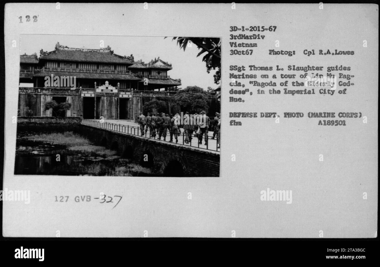 I Marines DEGLI STATI UNITI sono guidati in un tour della Pagoda di Lin Mu, "Pagoda della Dea DEGLI anziani", nella città imperiale di Hue il 3 ottobre 1967. La fotografia mostra gli edifici e i bunker statunitensi e vietnamiti durante le operazioni della guerra del Vietnam. Foto Stock
