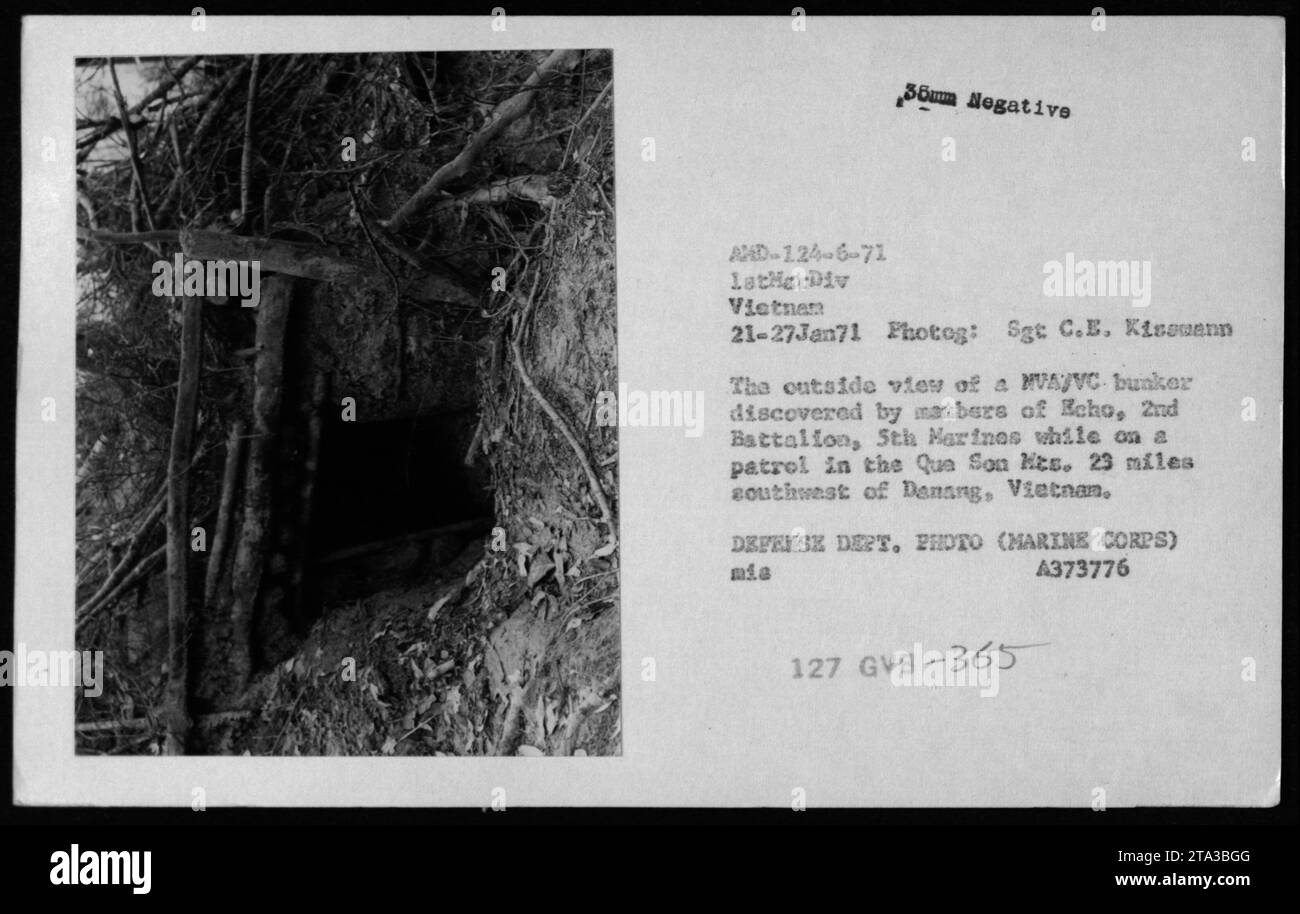 Vista esterna di un bunker MVAJVC scoperto da membri di Echo, 2nd Battalion, 5th Marines in pattuglia nelle Que Son Mountains, situato 23 miglia a sud-ovest di Danang, Vietnam. La fotografia è stata scattata il 21 gennaio 1971 e rappresenta un importante ritrovamento durante la guerra del Vietnam. Foto Stock