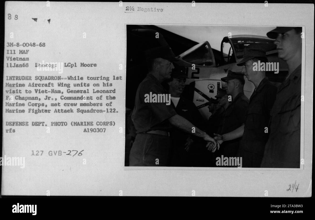 Il generale Leonard F. Chapman, comandante del corpo dei Marines, visita le unità del 1st Marine Aircraft Wing in Vietnam, visitando lo Squadrone degli Intruder e incontrando i membri dell'equipaggio del Marine Fighter Attack Squadron-122 l'11 gennaio 1968. Foto Stock