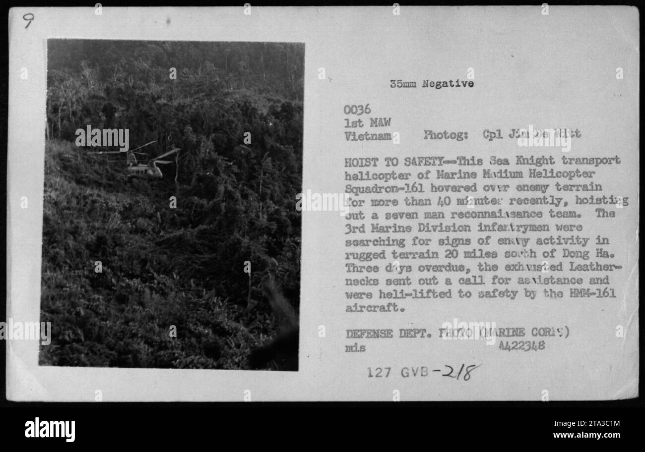 Il Marine Modium Helicopter Squadron-161 utilizzò un elicottero da trasporto Sea Knight per sollevare una squadra di ricognizione di sette uomini per la sicurezza in territorio nemico durante la guerra del Vietnam. I fanti esausti della 3rd Marine Division erano alla ricerca di segni di attività nemica a 20 miglia a sud di Dong ha. L'assistenza è stata richiesta dopo essere stata superata per tre giorni, e l'aereo HMM-161 è riuscito a portarli in sicurezza. Questa fotografia è un negativo di 35mm scattato dal comandante Jim De Witt per il Dipartimento della difesa. Foto Stock