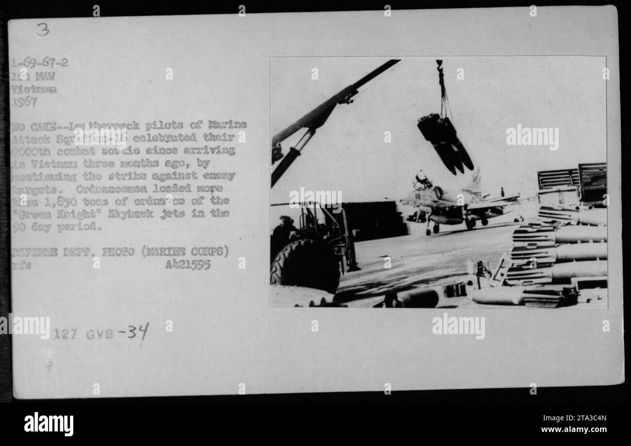 Marine Attack Squadron-16 piloti del 1st Marine Aircraft Wing (1st MAW) in Vietnam hanno celebrato la loro 2000a sortita di combattimento continuando a colpire obiettivi nemici. Gli Ordnancemen caricarono oltre 1.850 tonnellate di ordigni sui jet Skyhawk "Green Knight" entro tre mesi. Questa foto del Dipartimento della difesa cattura il momento. Foto Stock