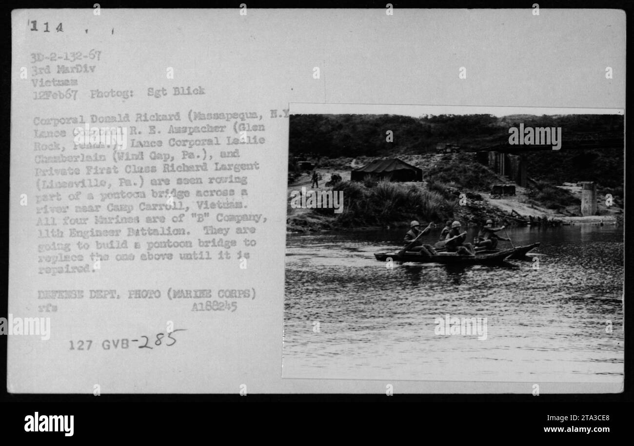 I marines della "B" Company, dell'undicesimo battaglione ingegnere, tra cui il caporale Donald Rickard, il caporale R.B. Auspacher, il caporale Leslie Chamberlain e il soldato Richard Largent, sono visti remare parte di un ponte di barche che attraversa un fiume vicino a Camp Carroll, in Vietnam. Stanno costruendo un nuovo ponte per sostituire uno danneggiato. Questa foto è stata scattata il 12 febbraio 1967, durante le pattuglie condotte dalla 3rd Marine Division. (Didascalia basata sulle informazioni disponibili) Foto Stock