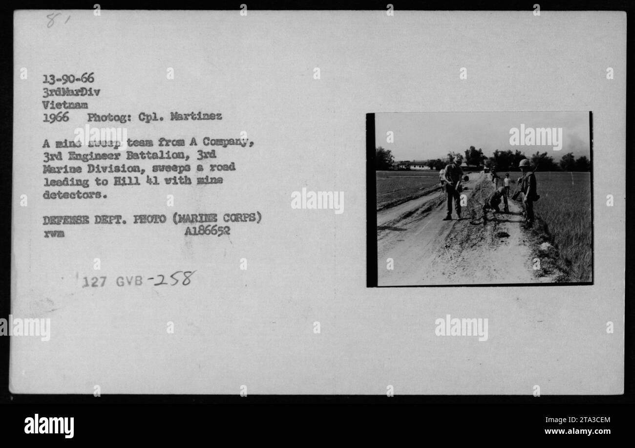 Nel 1966, una squadra di ricerca delle mine di Una compagnia, il 3rd Engineer Battalion, la 3rd Marine Division usò i rilevatori per liberare una strada per Hill KL in Vietnam. La fotografia del Cpl. Martinez documenta le operazioni di smaltimento delle miniere. Foto Stock