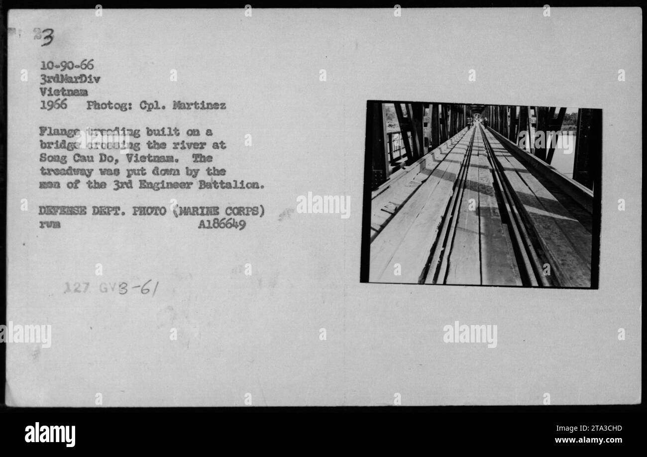 I soldati del 3rd Engineer Battalion costruiscono flange che camminano su un ponte sul fiume a Song Cau Do, in Vietnam, nel 1966. La fotografia è stata scattata dal colonnello Martinez per il Dipartimento della difesa. Foto Stock