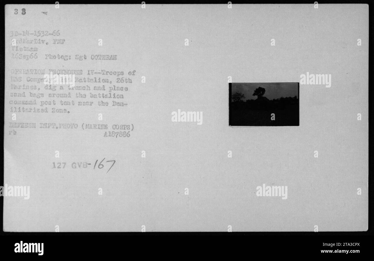 Il 16 settembre 1966, le truppe della compagnia IS, 1st Battalion, 26th Marines, scavarono una trincea e sistemarono sacchi di sabbia intorno al loro posto di comando del battaglione nel villaggio di Cha Khe vicino alla zona demilitarizzata durante l'operazione CKHouse IV. Foto di Set Cotrhan. Foto Stock